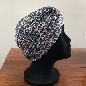 NWT Knitted Leopard Turban Beanie Black Grey